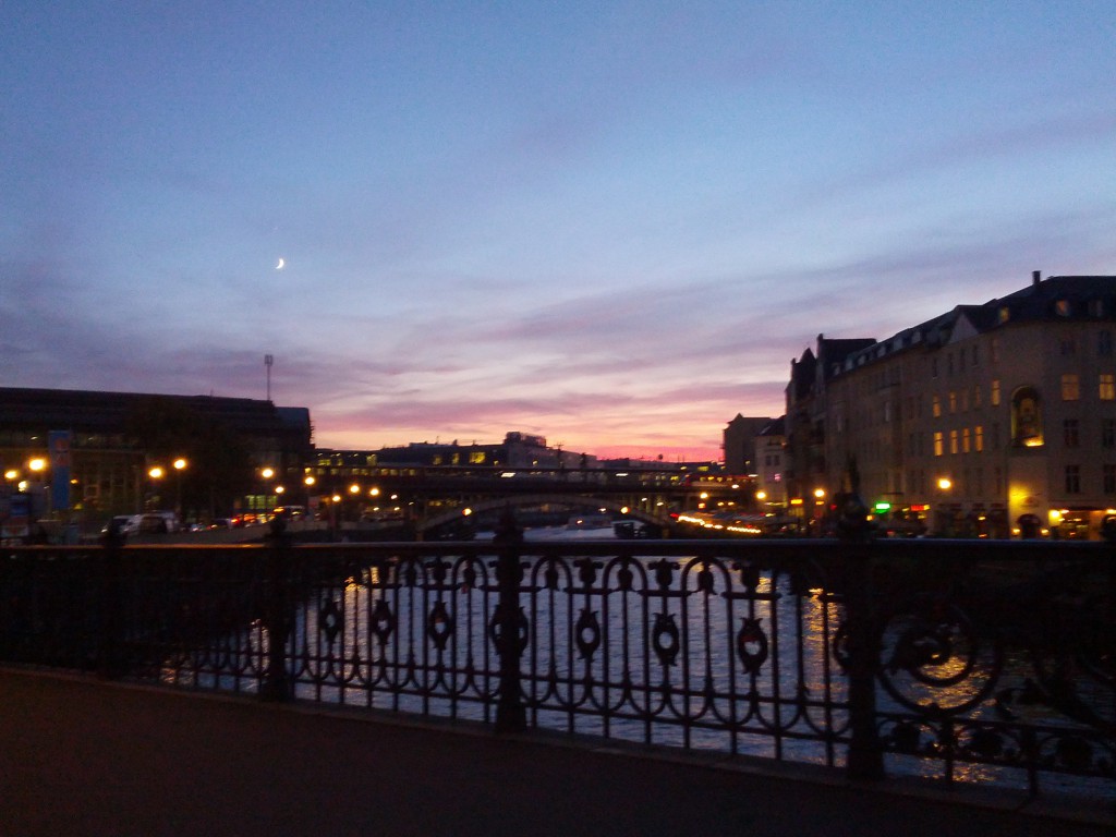 Es wird früher dunkel, die Lichter ploppen an. So schön ist Panama.... äh, Berlin, Friedrichstraße. (Foto: Enrico Seligmann)