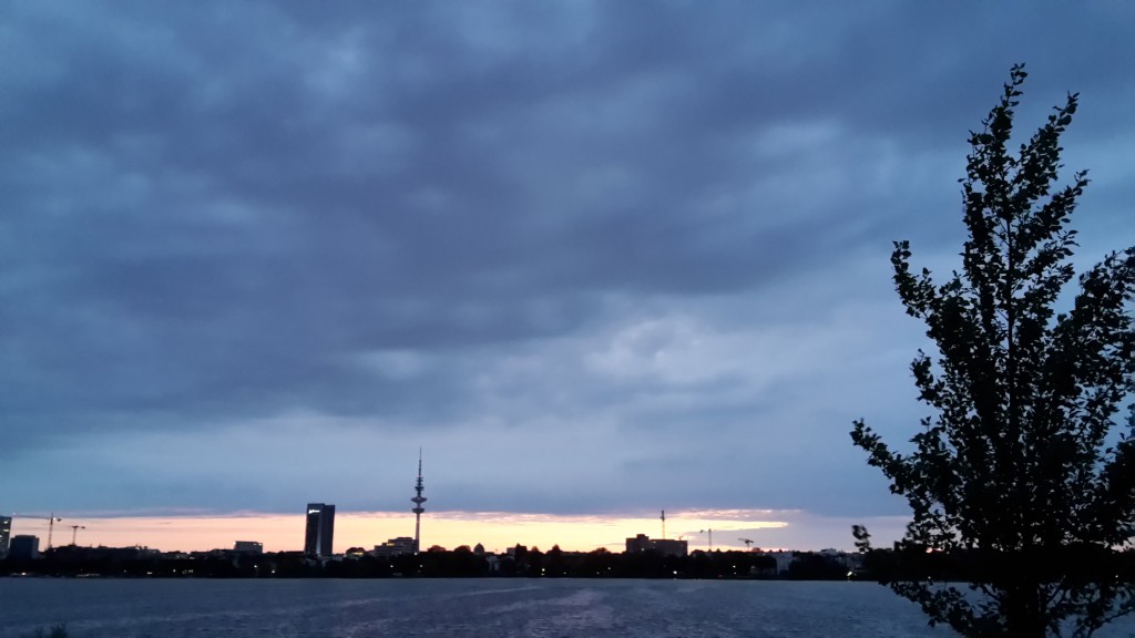 Endlich wird es Nacht ... im Dunkeln muss man das Moin-Moin-Elend wenigstens nicht sehen. (Foto: Michael Schock)